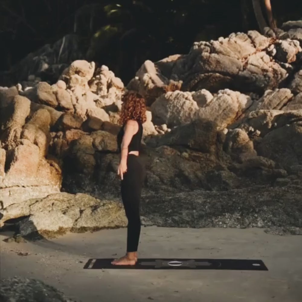 czarna antypoślizgowa mata do jogi z Hamsą