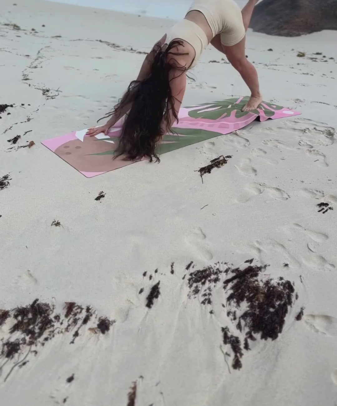 różowa mata do jogi i ćwiczeń tropikalny wzór