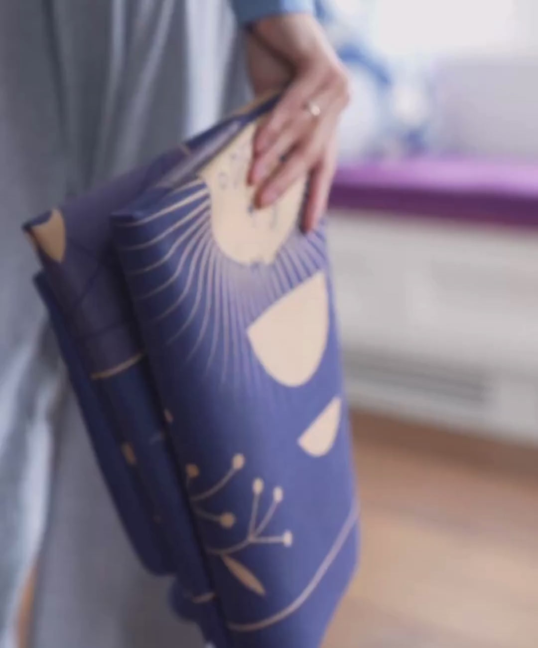 granatowa mata do ćwiczeń jogi pilatesu fitnessu